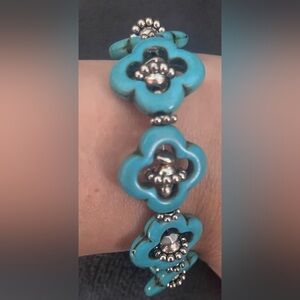 magnesite clover toggle bracelet silver w/healing properties and hoop earrings